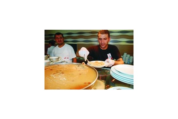 ALİAĞA'DA MEMATİ'NİN ANISINA HELVA