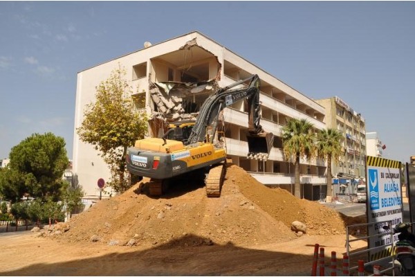 BELEDİYE BİNASI YIKILIYOR
