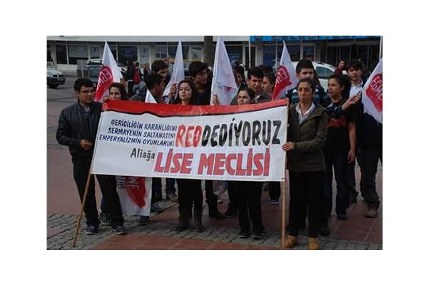 KIZLI ERKEKLİ PROTESTO ETTİLER