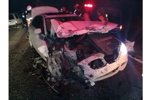 DİKİLİ’DE İKİ OTOMOBİL ÇARPIŞTI: 5 YARALI