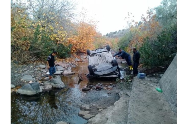 OTOMOBİL DEREYE UÇTU: 1 YARALI