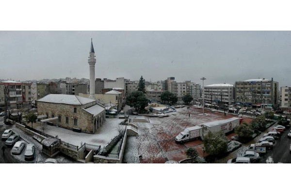 ALİAĞA BEYAZA BÜRÜNDÜ