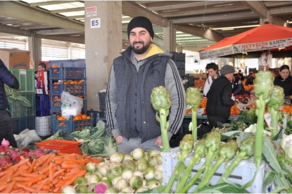 PAZARDA BİR ÜNİVERSİTELİ