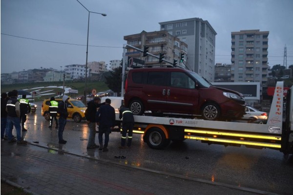 TÜPRAŞ KAVŞAĞI’NDA KAZA: 3 YARALI