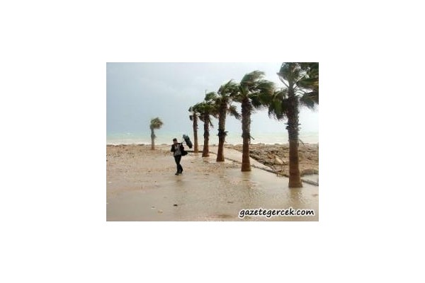 EGE DENİZİ'NDE FIRTINA UYARISI