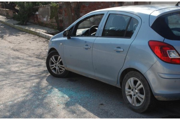 ARABALARIN CAMLARINI KIRDILAR