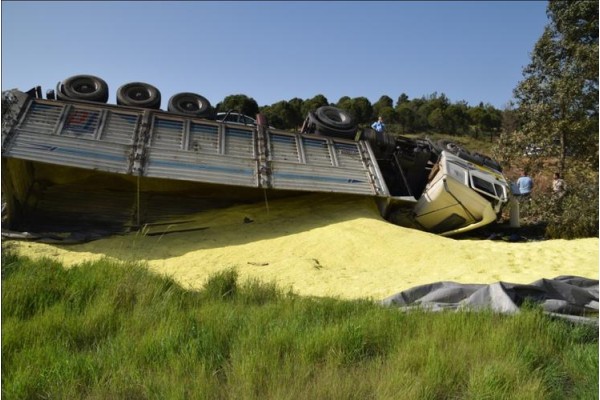 KÜKÜRT YÜKLÜ TIR DEVRİLDİ: 1 YARALI