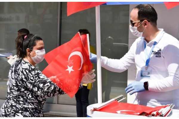 BELEDİYE 10 BİN TÜRK BAYRAĞI DAĞITTI