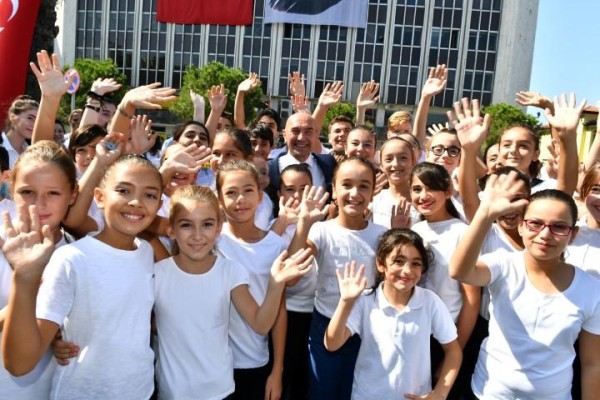 23 NİSAN COŞKUSU İZMİR’İN DÖRT BİR YANINDA