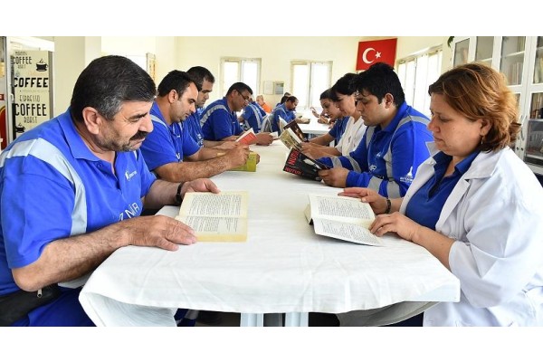 BU İŞÇİLER MOZART DİNLEYİP DOSTOYEVSKİ OKUYOR