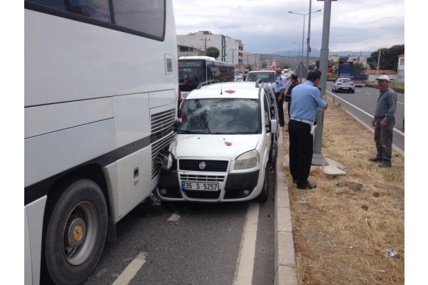 KAMYONET İLE OTOBÜS ÇARPIŞTI: 2 YARALI