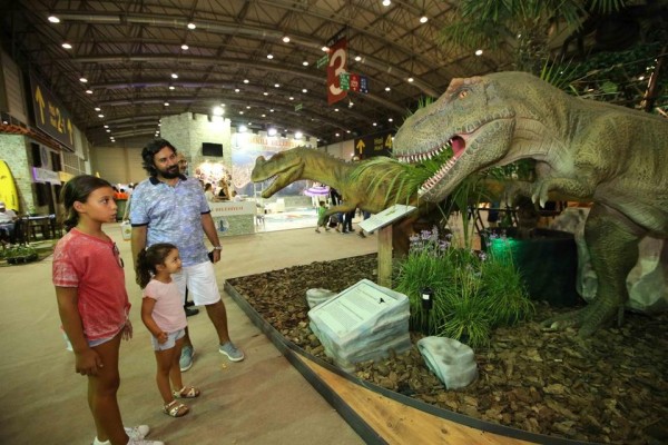 İZMİR FUARI'NI "DİNOZORLAR" BASTI!