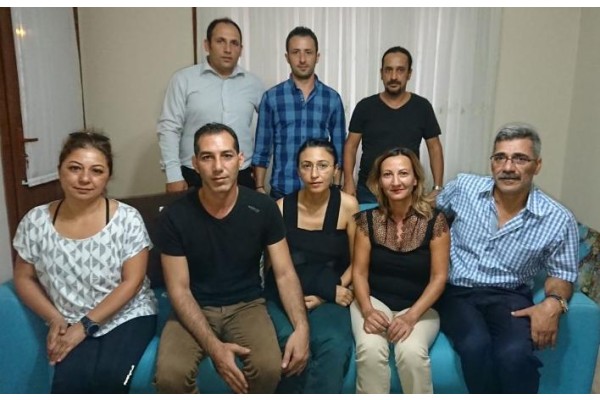 DARP EDİLEN MESLEKTAŞLARINI YALNIZ BIRAKMADILAR