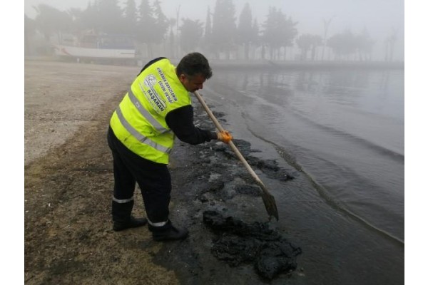 DENİZDE TEMİZLİK ÇALIŞMALARI SÜRÜYOR