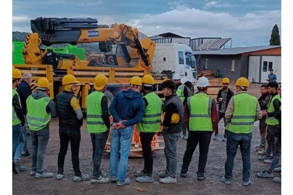 Maaşını alamayan işçiler iş bıraktı