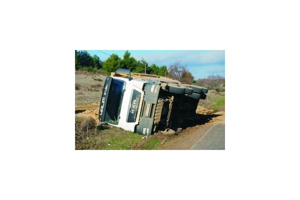 KUM YÜKLÜ KAMYON DEVRİLDİ