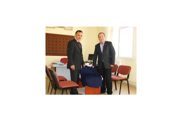 Tüpraş Halk Eğitim Merkezi, öğrencilere forma dikiyor