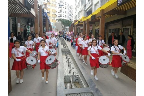 MİNİKLERDEN RENKLİ FARKINDALIK YÜRÜYÜŞÜ