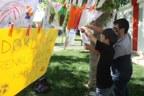 ÇOCUK İSTİSMARINA RESİMLİ PROTESTO