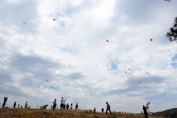 UÇURTMALAR ÇALTILIDERE SEMALARINI SÜSLEDİ