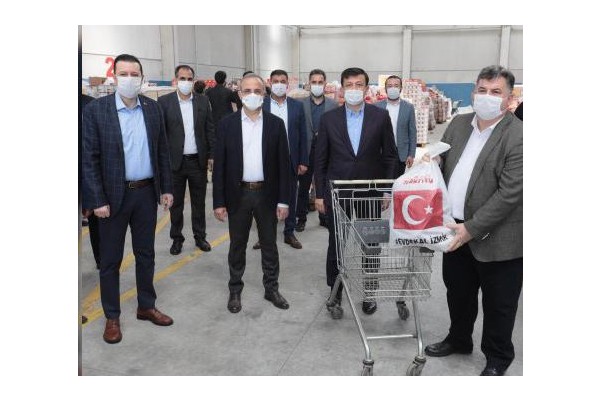 AK PARTİ, İZMİR'DE 107 BİN GIDA KOLİSİ DAĞITTI