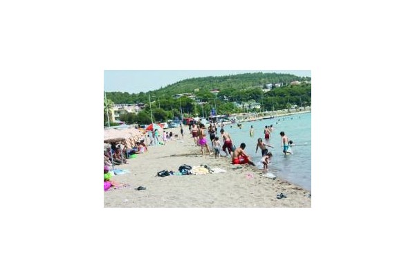 Bayram'da Aliağa plajları cıvıl cıvıl