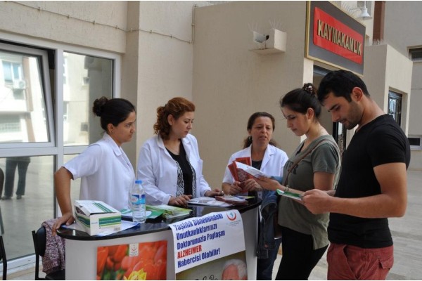 SAĞLIK MÜDÜRLÜĞÜ ALZHEİMER’A DİKKAT ÇEKTİ