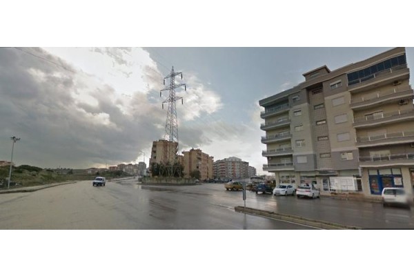 YOL ORTASINDA ELEKTRİK DİREĞİ