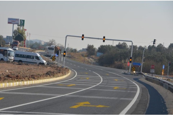 TEHLİKELİ KAVŞAĞA TRAFİK LAMBASI