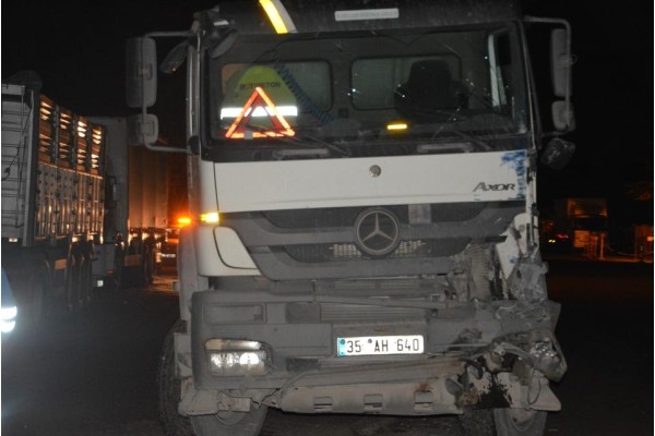 TIR İLE BETON MİKSERİ ÇARPIŞTI; 1 KİŞİ YARALI