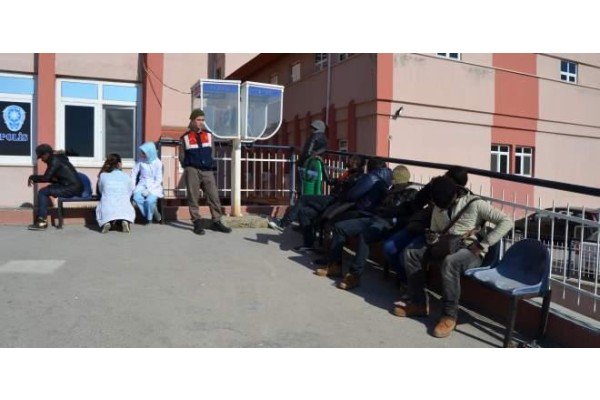 ALİAĞA'DA 35 KAÇAK GÖÇMEN YAKALANDI