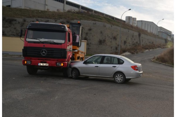 VİNÇ İLE OTOMOBİL ÇARPIŞTI: 6 YARALI