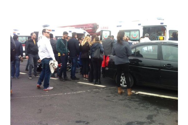 OTOMOBİL LPG TANKERİNE ÇARPTI: 5 YARALI