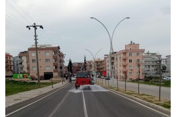 SOKAKLAR DEZENFEKTANLI SUYLA YIKANIYOR