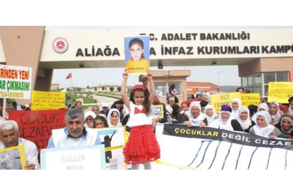 Aliağa’da, ‘Çocuk Cezaevleri Kapatılsın’ Eylemi yapıldı