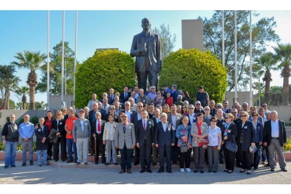 KARANFİL GELENEĞİNE İYİ PARTİ DE KATILDI