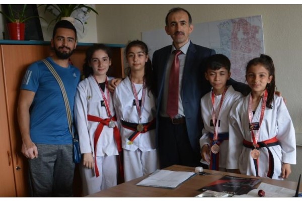 TEKVANDOCU MİNİKLERDEN ÖZEL’E ZİYARET