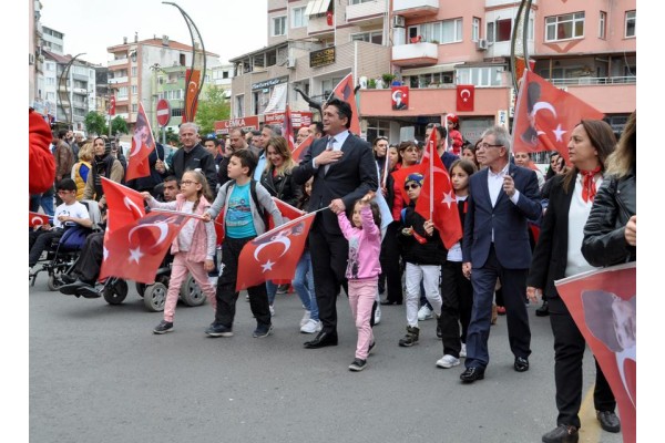 BELEDİYEDEN 23 NİSAN KORTEJİ