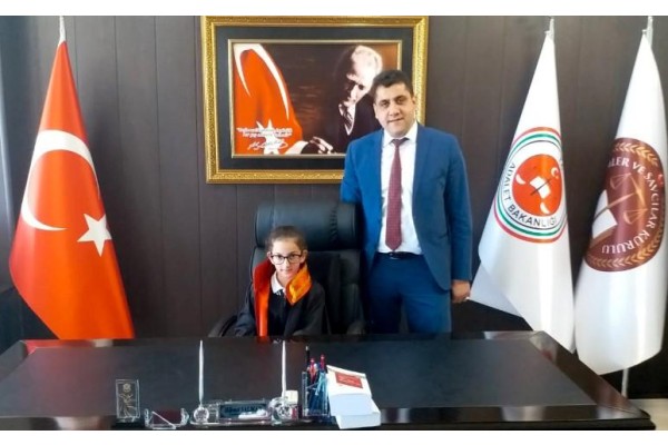 MAKAM KOLTUKLARINI ÇOCUKLARA DEVRETTİLER