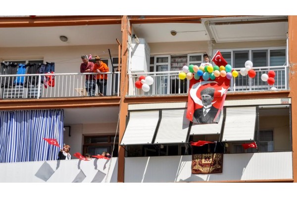 100. YIL COŞKUSU BALKONLARDA YAŞANDI