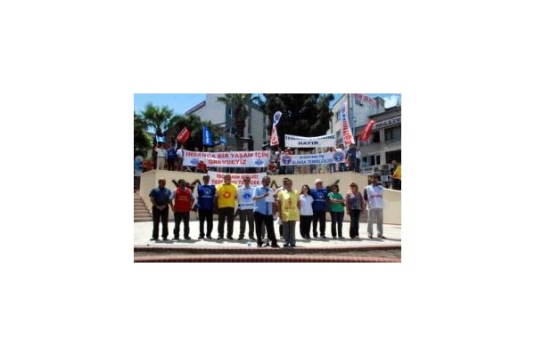 ALİAĞA'DA MEMURLAR MEYDANLARI DOLDURDU