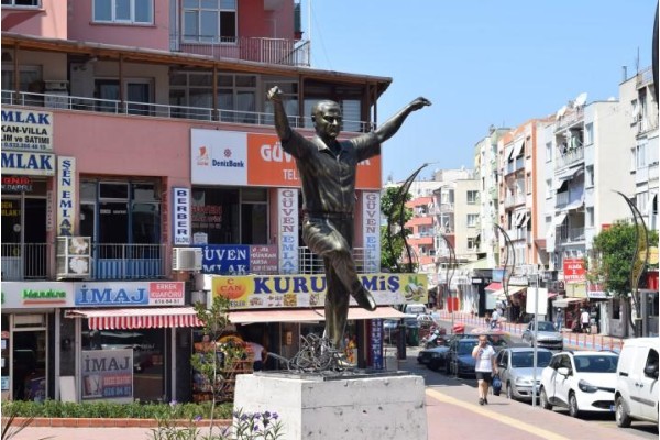 ‘ATATÜRK HEYKELİ’ TAKDİR TOPLUYOR