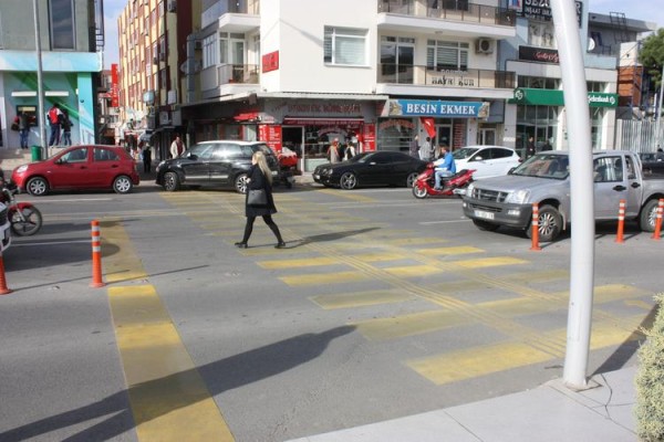 YAYA GEÇİDİ Mİ? PARK YERİ Mİ?