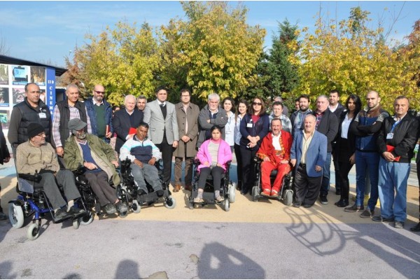 ENGELLİLERE AKÜLÜ SANDALYE