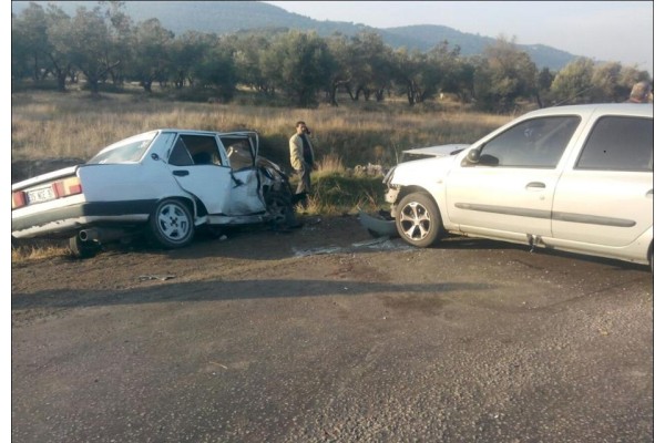 İKİ ARAÇ KAFA KAFAYA ÇARPIŞTI: 3 YARALI
