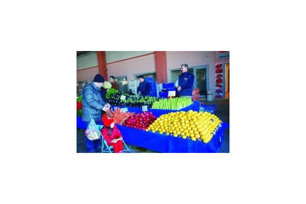 SOĞUK HAVA KOŞULLARI PAZARCILARI ETKİLİYOR