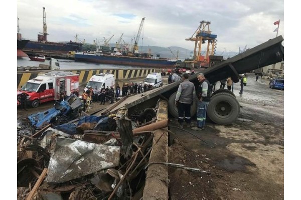 DEVRİLEN HURDA YÜKLÜ TIRIN SÜRÜCÜSÜ ÖLDÜ