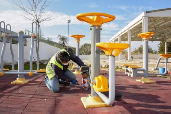 PARKLARA BAKIM YAPILIYOR