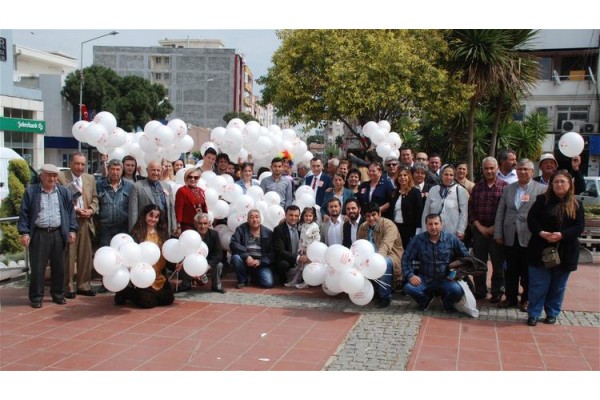 CHP’Lİ GENÇLER ÇOCUKLARI BALONLA SEVİNDİRDİ