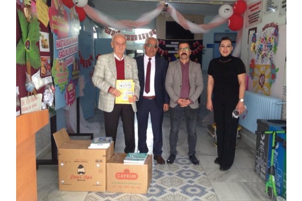 HELVACI’DAKİ OKULLARA KİTAP BAĞIŞLADILAR